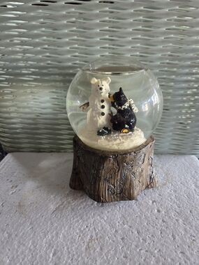 Snowbear Bearfoots Water Globe Music Box Plays WE WISH YOU A MERRY CHRISTMAS